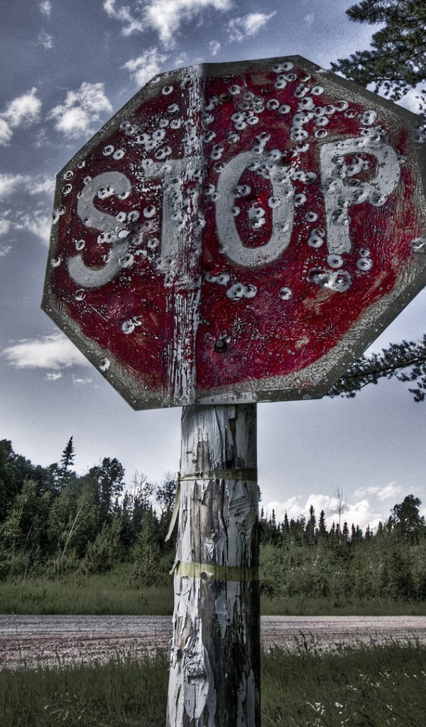 Знак СТОП расстрелян пулями