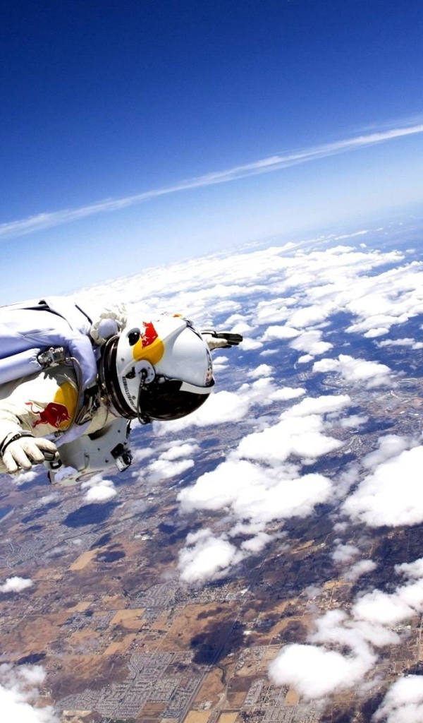 Стратонавт над облаками