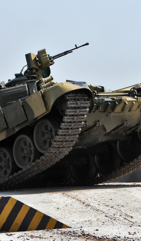 Танк на испытаниях на полигоне