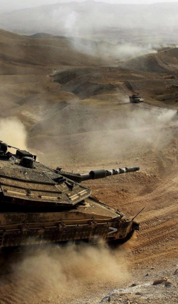 Танки на марше в пустынной местности