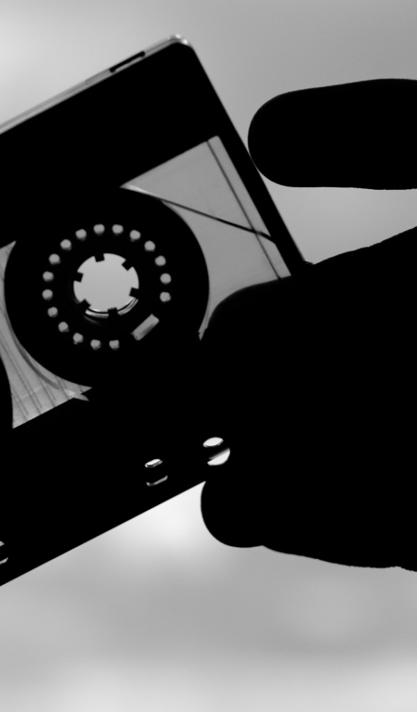 Аудиокассета в руке