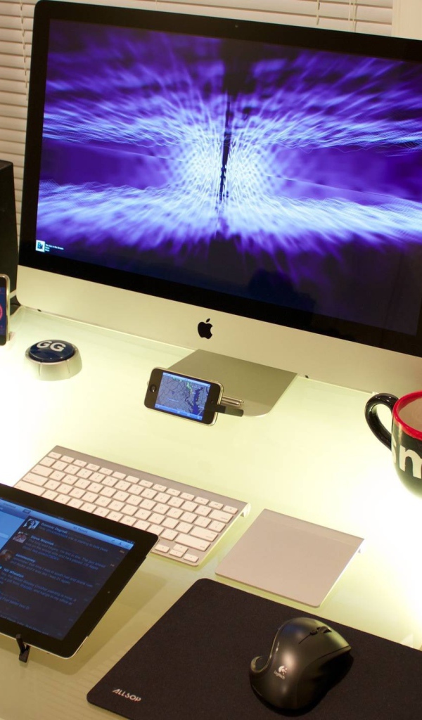 Техника Эппл на рабочем столе