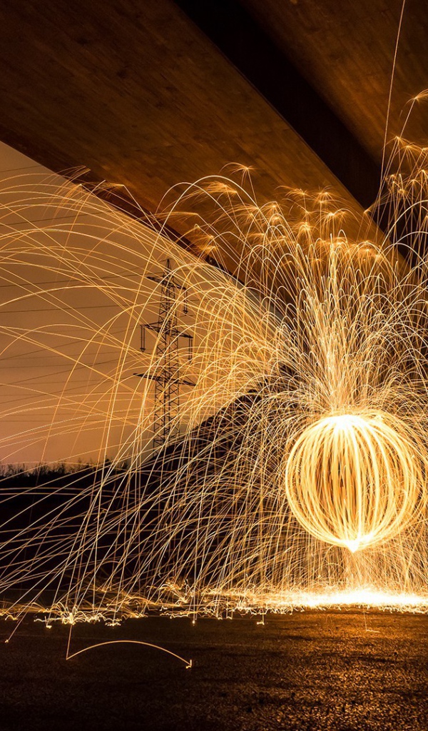 Шар из искр под мостом
