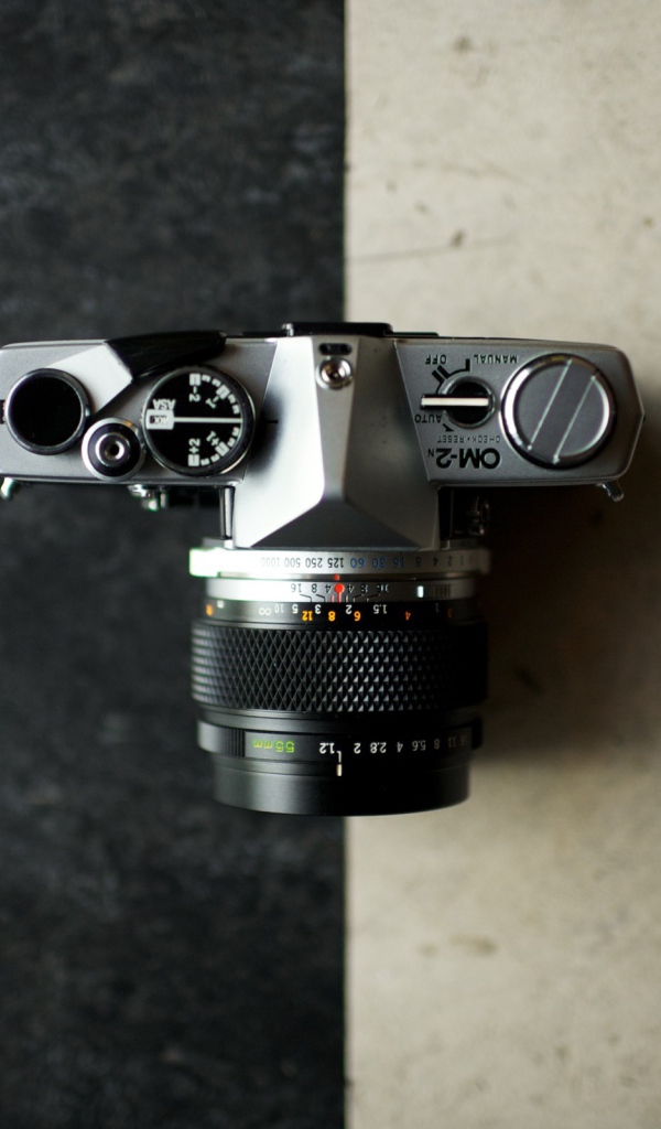 Фотоаппарат на пересечении черного и белого