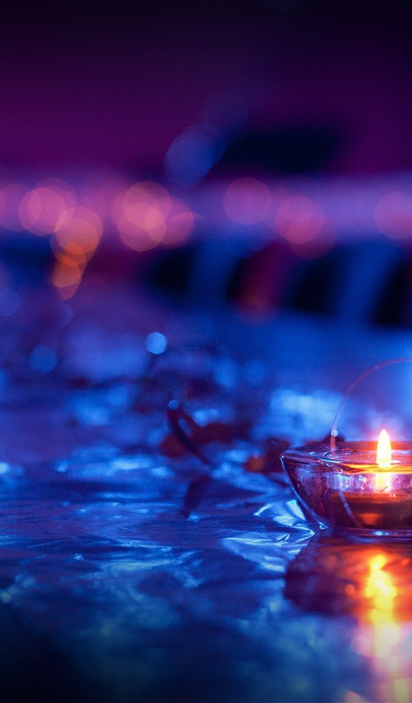 Свеча горит в подставке