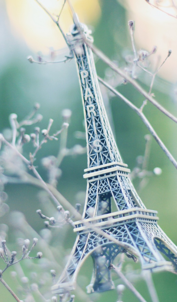 Фигурка Эйфелевой башни на ветках дерева