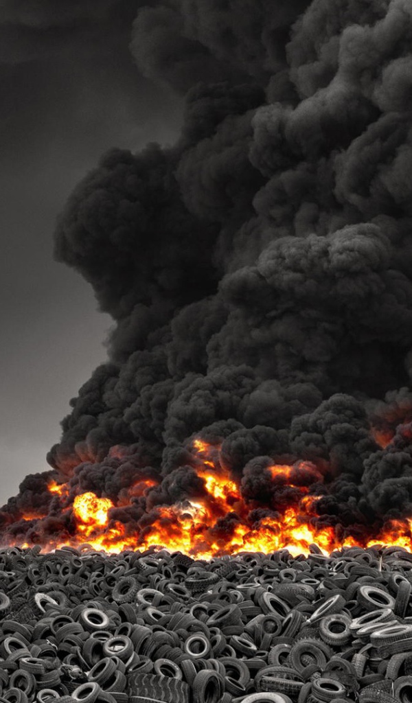 Пожар на свалке старых покрышек