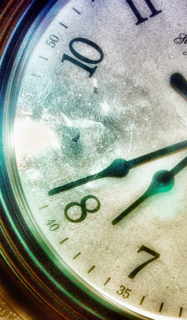 Стрелки часов на белом циферблате