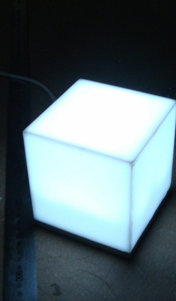 Светильник в форме белого куба