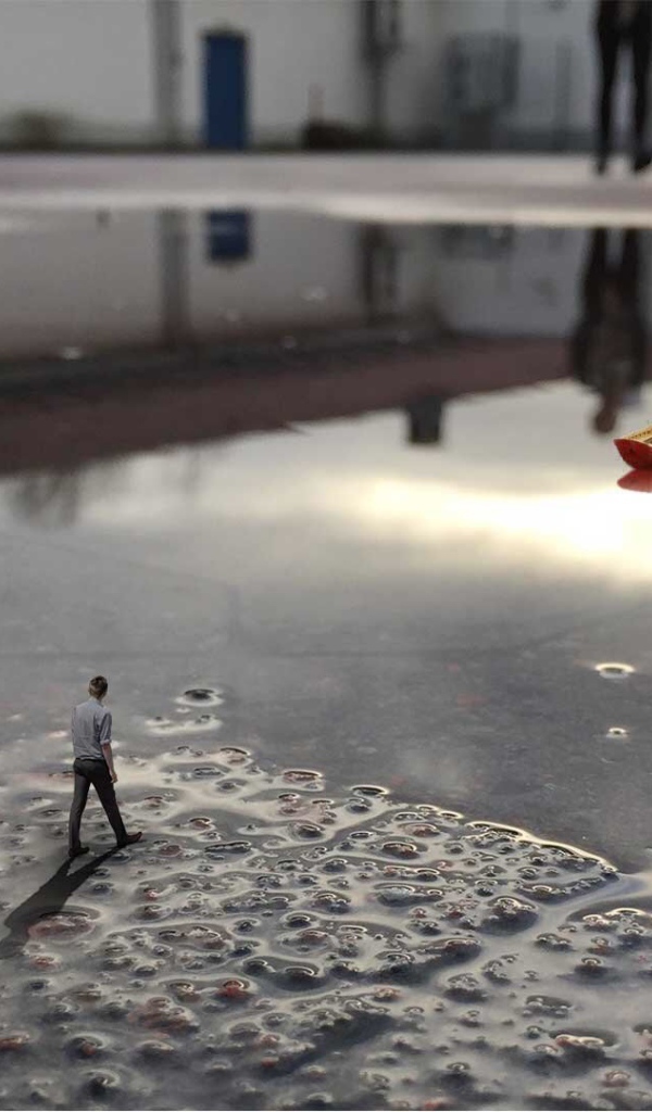 Маленький человек подошел к луже