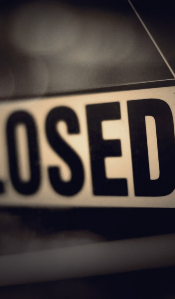 Табличка Закрыто в окне