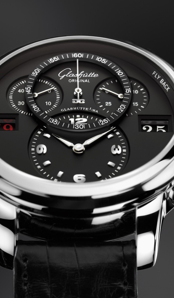 Серебристый корпус и черный циферблат дорогих часов