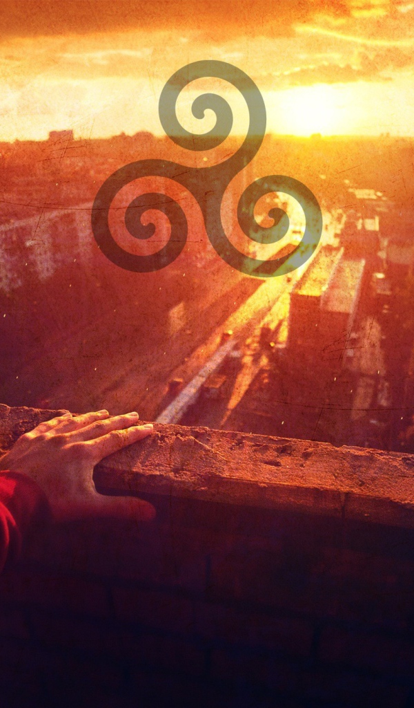 Символ солнца на фоне города