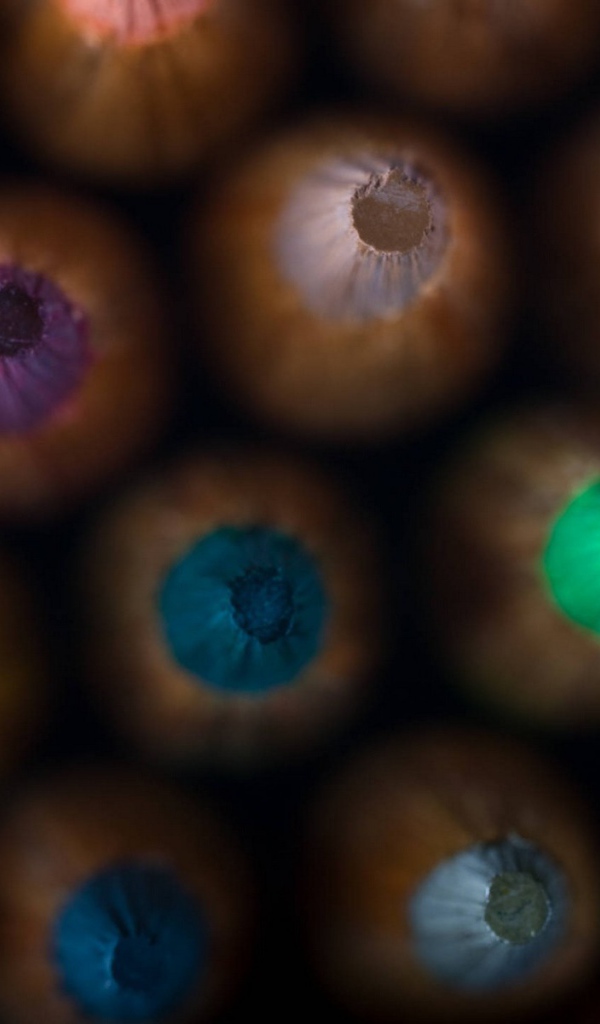 Кончики разноцветных карандашей