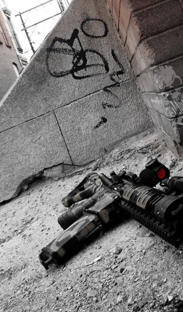 Оружие лежит у стены на улице