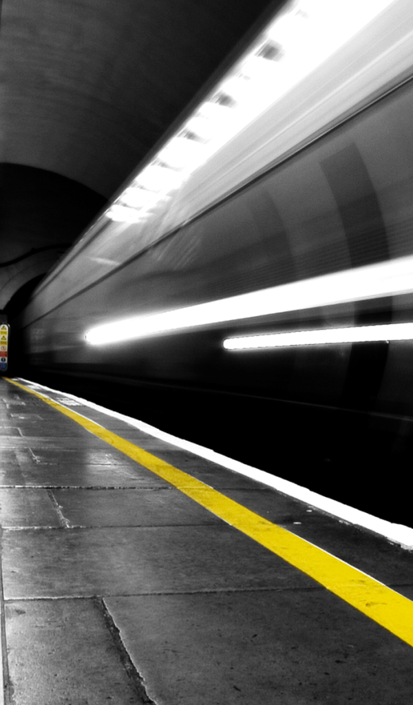 Желтая линия на краю платформы в метро, Лондон
