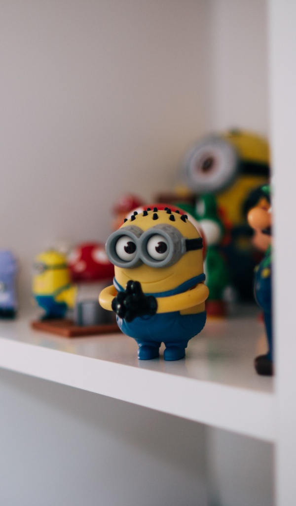 Игрушка Миньон на полке