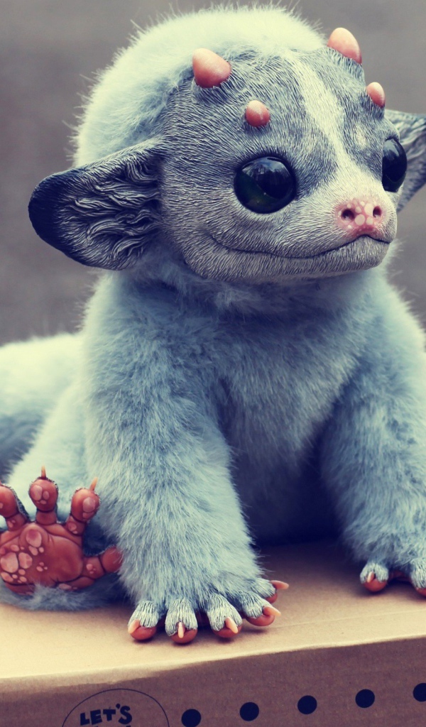 Игрушечный зверек на картонной коробке