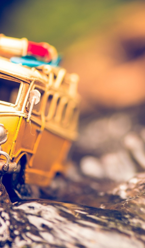 Игрушечная машина на фольге