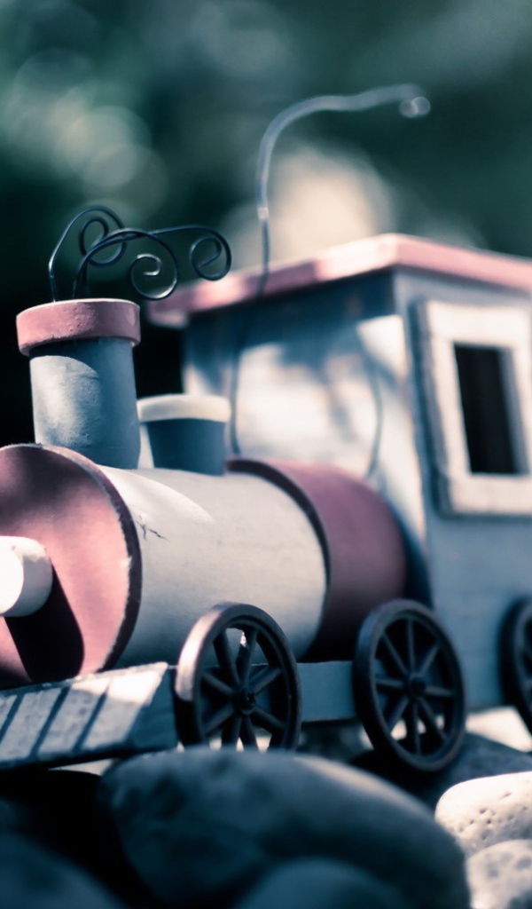 Игрушечный паровоз на камнях