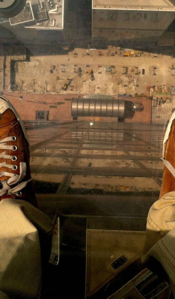 Прозрачный балкон в небоскребе