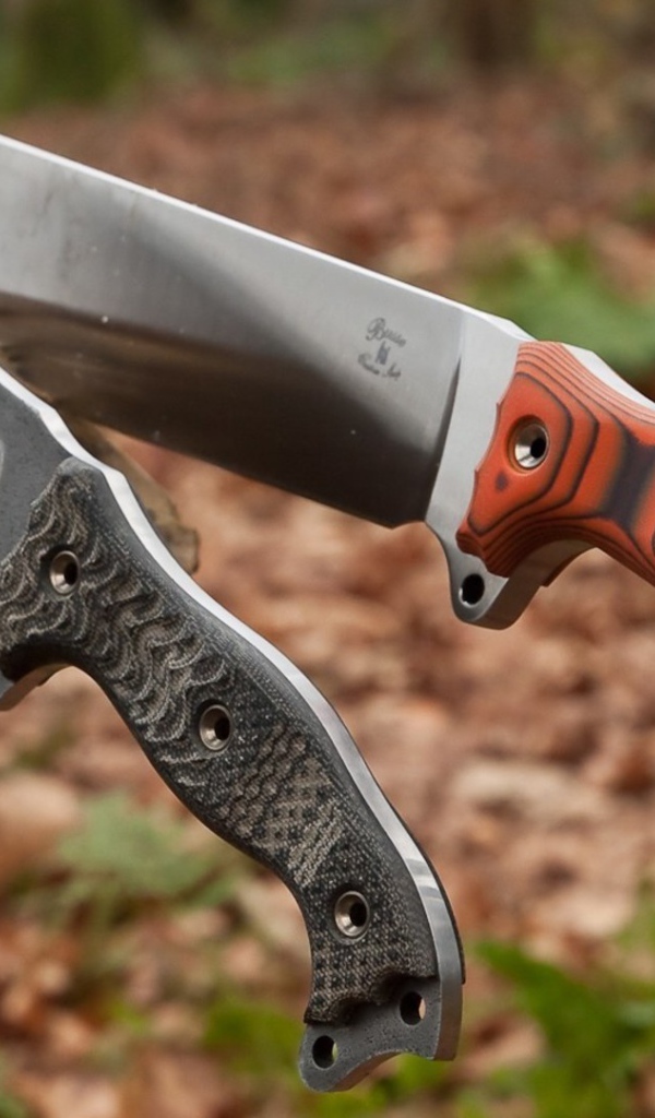 Два охотничьих ножа в пеньке дерева