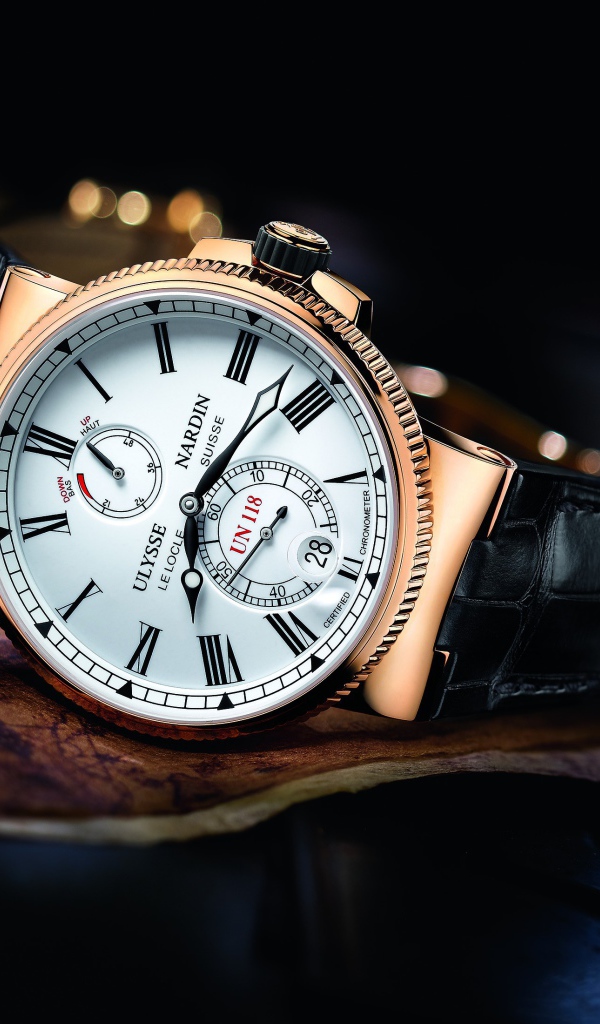 Наручные часы с черным кожаным ремешком