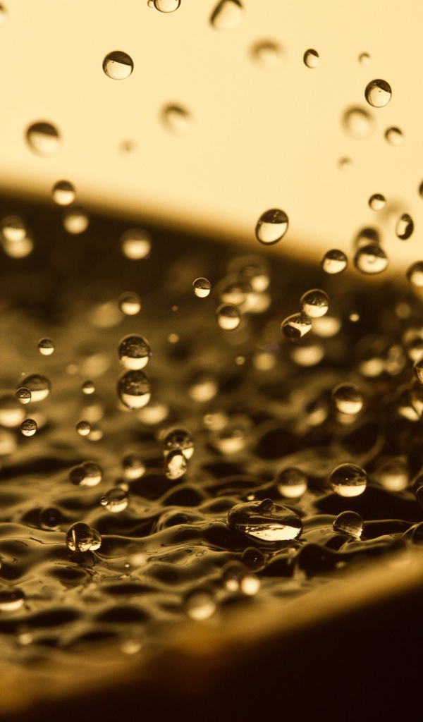 Капли воды у края емкости с водой