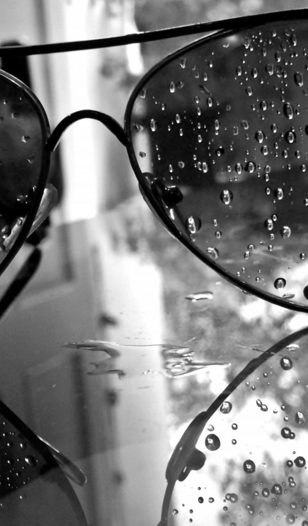 Капли воды на темных очках