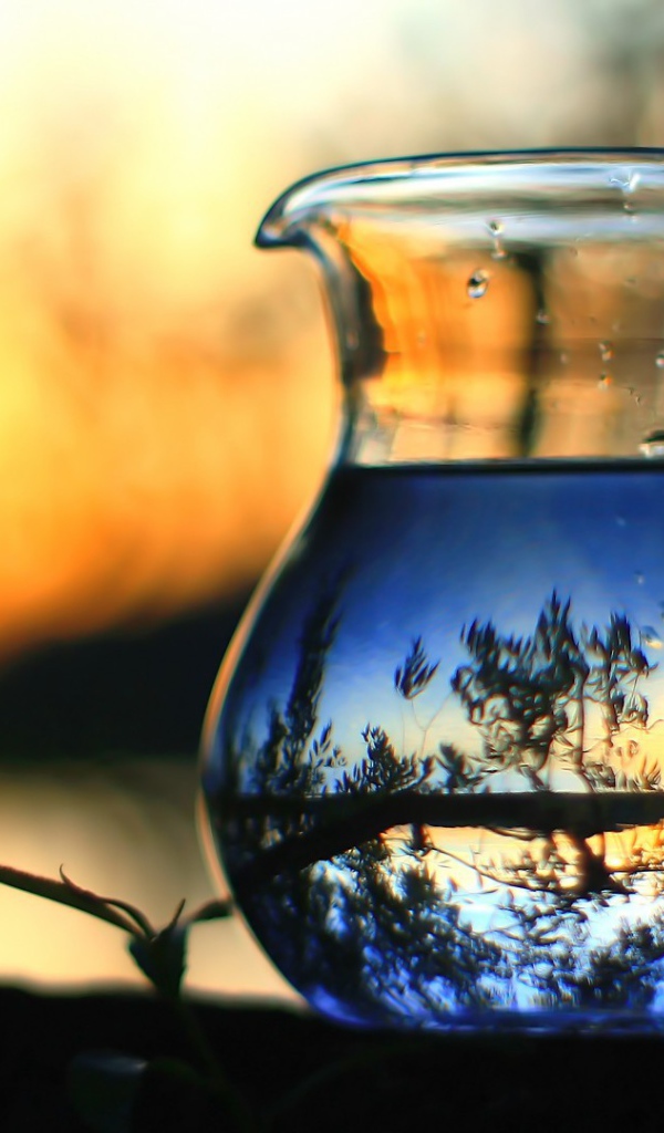 Вода в стеклянном кувшине