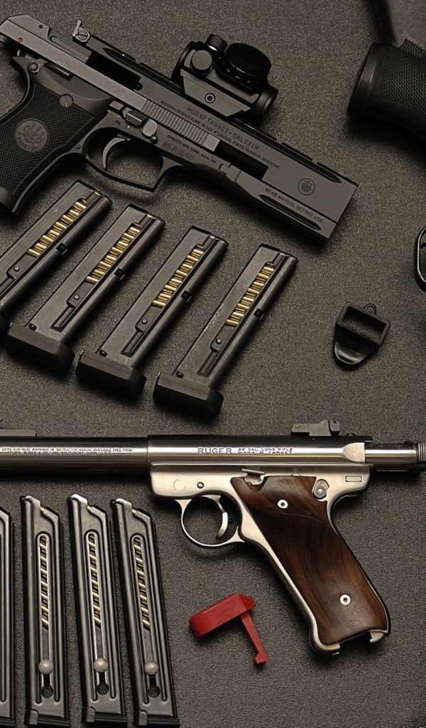 Оружие и боеприпасы на столе