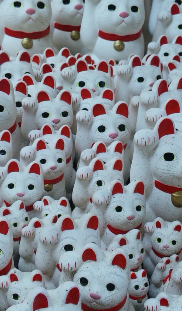 Керамические фигурки белых котов