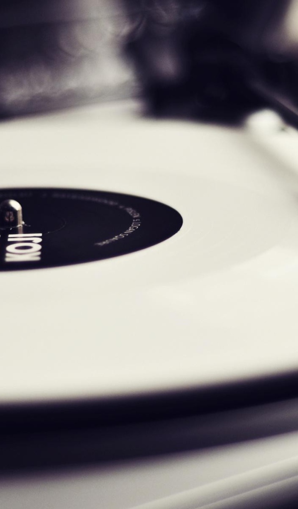Белая пластинка в проигрывателе