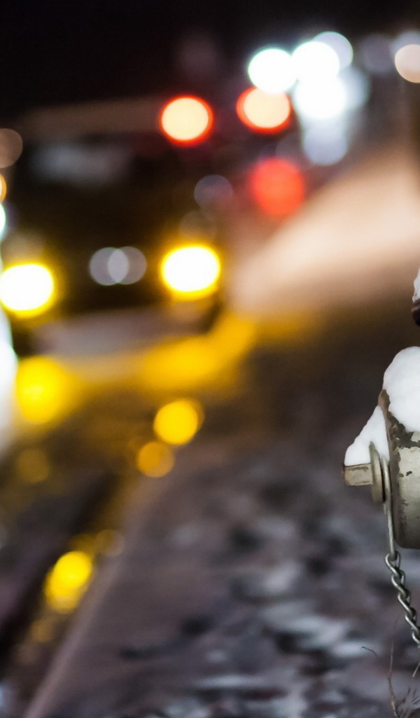 Белый пожарный кран на улице