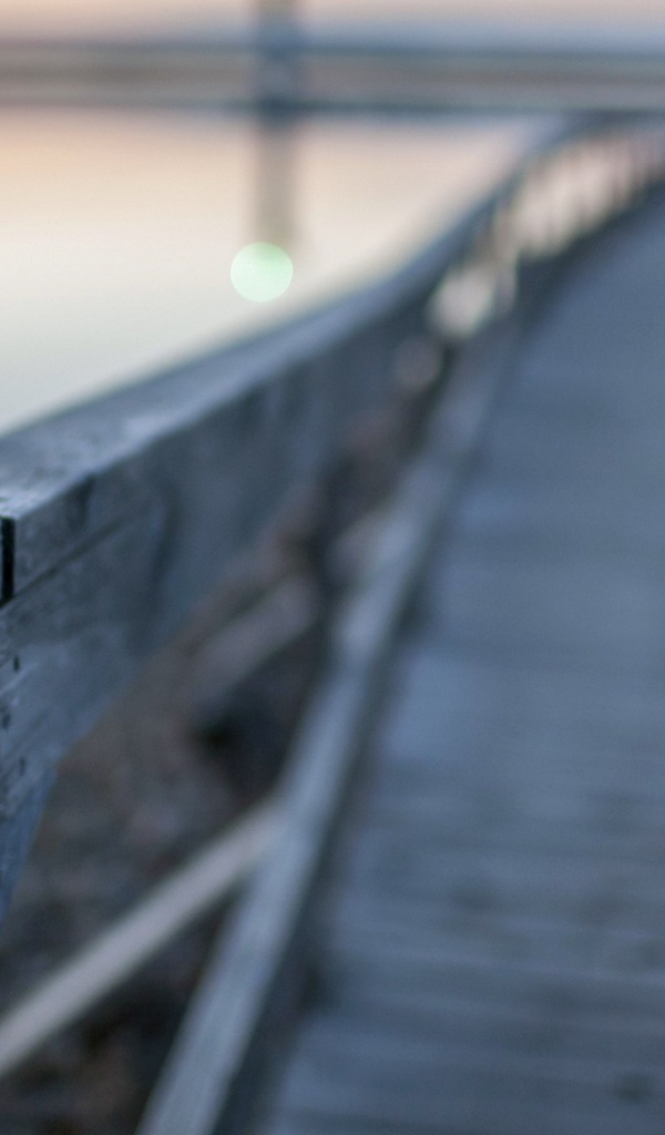 Перила деревянного моста через реку