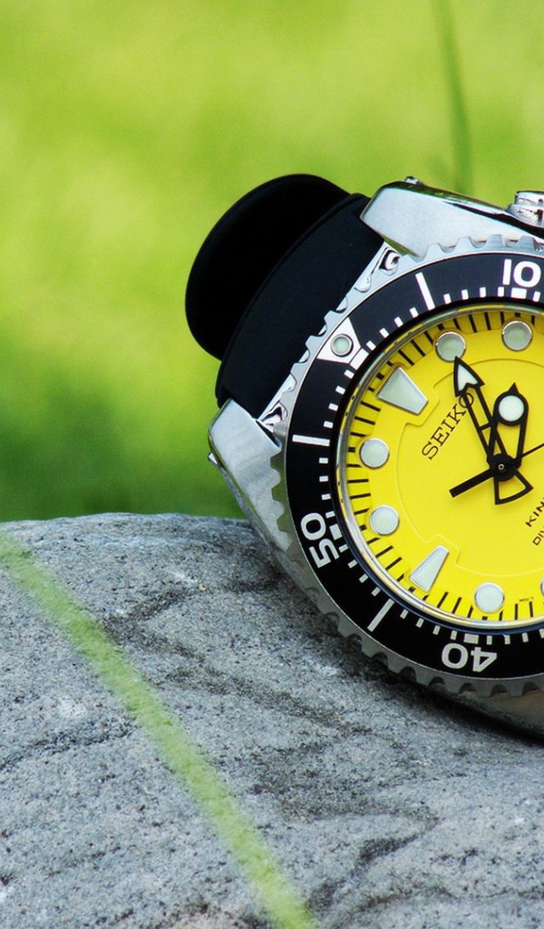 Желтые часы на камне