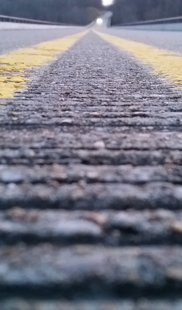 Желтая разметка на дороге