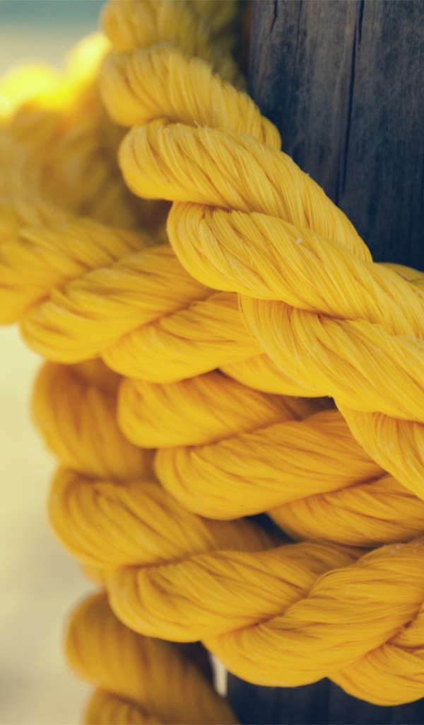 Желтая веревка на столбе