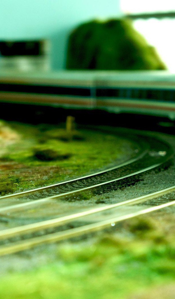 Желтый игрушечный поезд