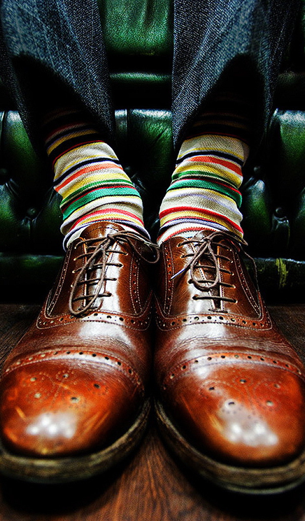 Ноги в коричневых ботинках