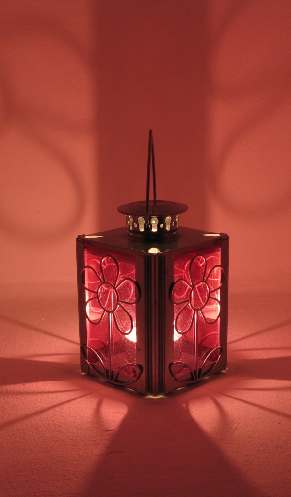 Красный свет от фонаря