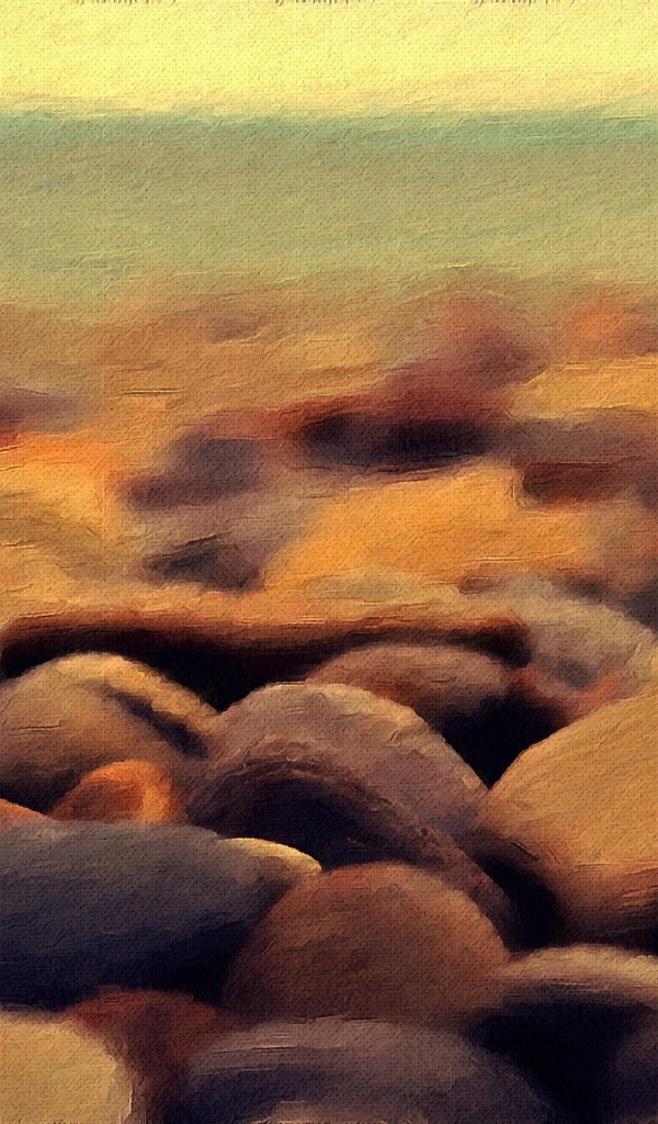 Нарисованная галька на берегу моря