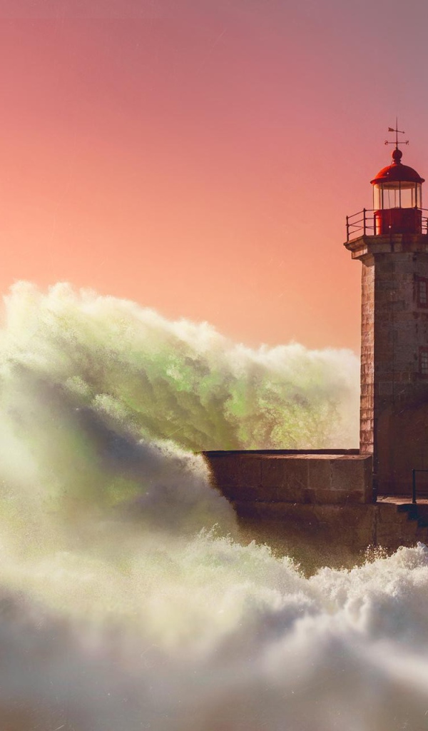 Волны прибоя накатывают на маяк