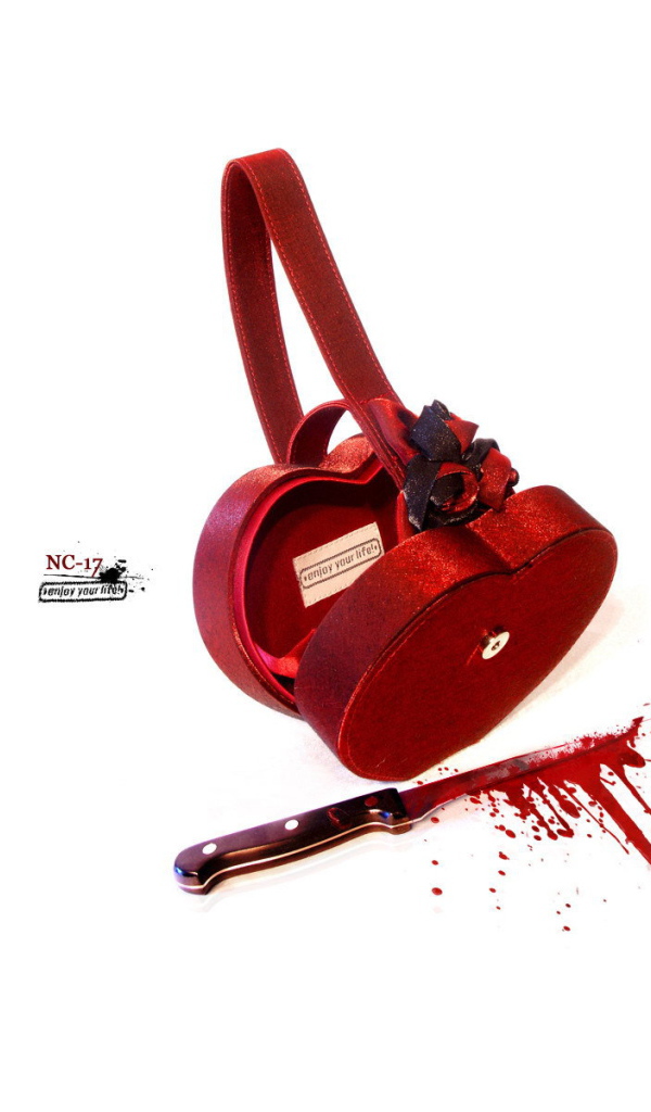 Сумка и нож в крови