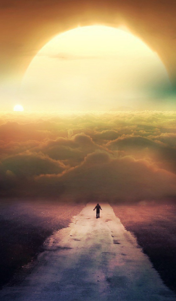 Человек идет на закат в облаках