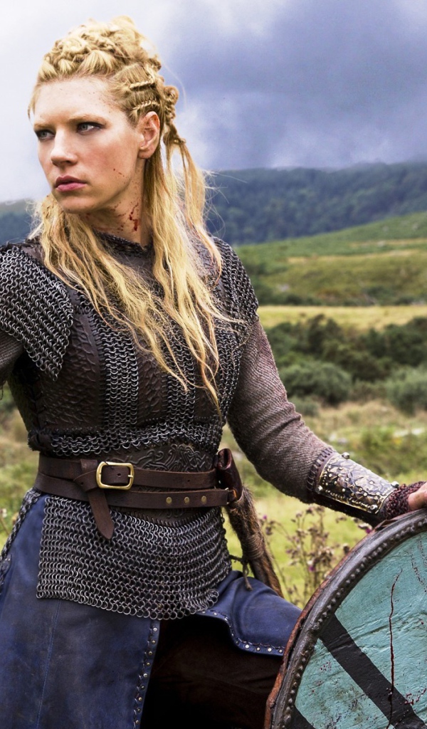 Актриса в роли девушки викинга