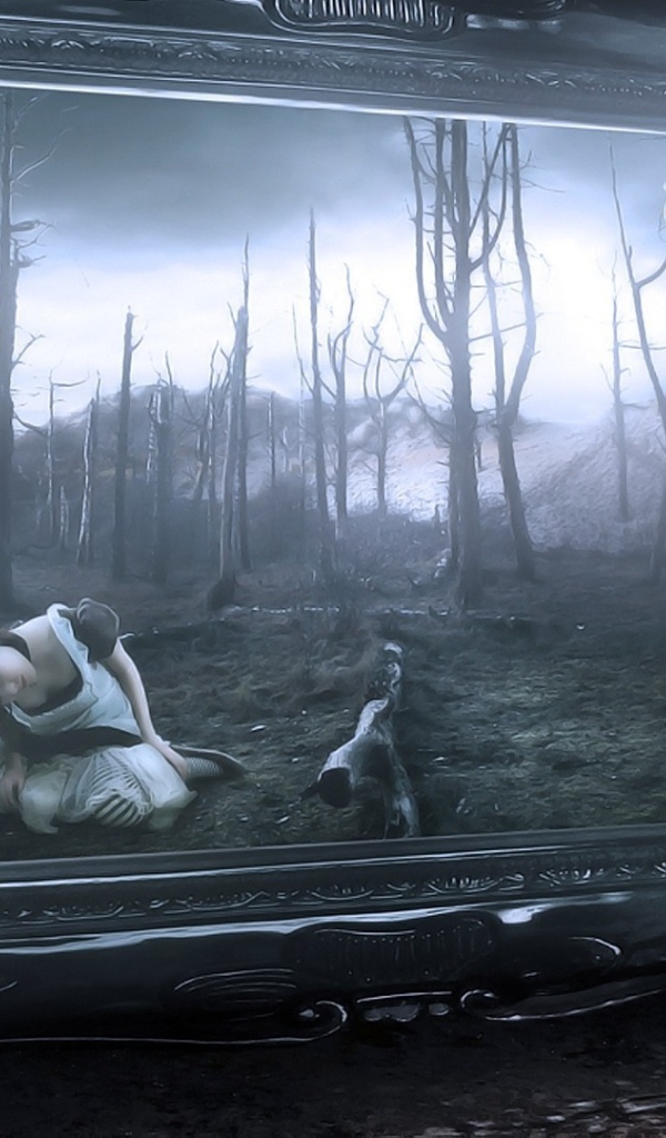 Алиса смотрит в зеркало