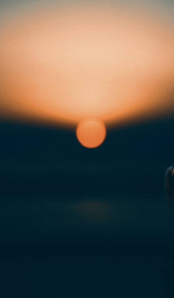 Ангел с черными крыльями на закате солнца