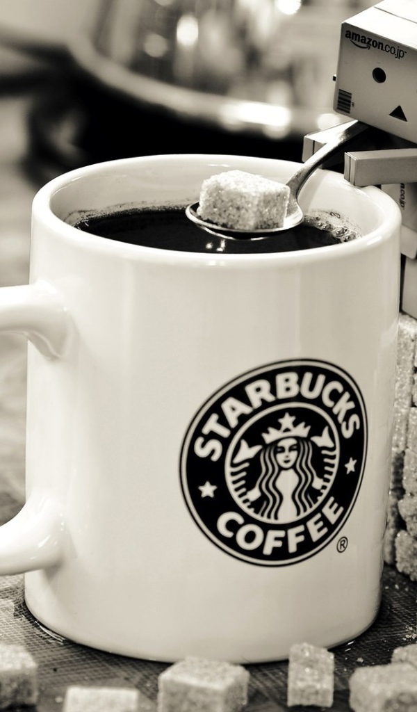 Картонный человечек делает кофе