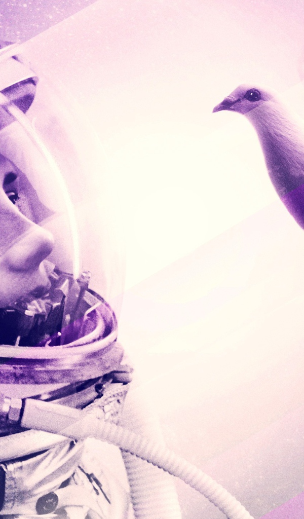 Космонавт смотрит на птицу